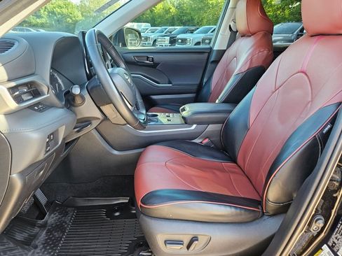 Used 2023 Toyota Highlander LE FWD image 15