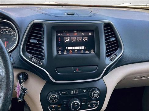 Used 2019 Jeep Cherokee Latitude w/ Popular Appearance Group FWD image 8
