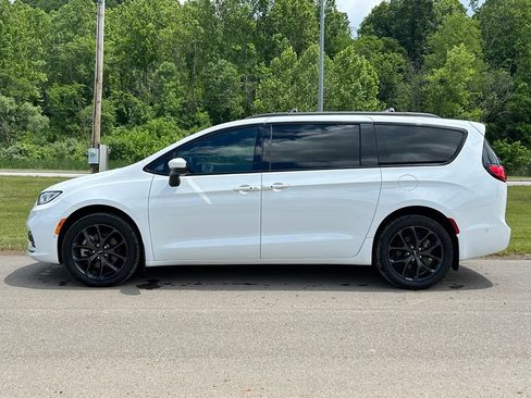 Used 2023 Chrysler Pacifica Touring-L w/ Uconnect Theater Family Group AWD/4WD image 4