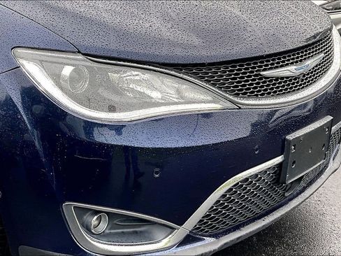 Used 2018 Chrysler Pacifica Limited w/ Tire & Wheel Group FWD image 31