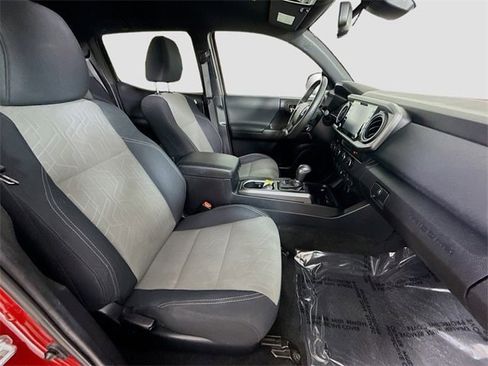 Certified 2022 Toyota Tacoma TRD Off-Road image 25