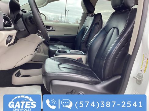 Used 2023 Chrysler Pacifica Touring-L FWD image 16