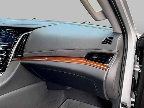Used 2019 Cadillac Escalade ESV Luxury AWD/4WD image 19