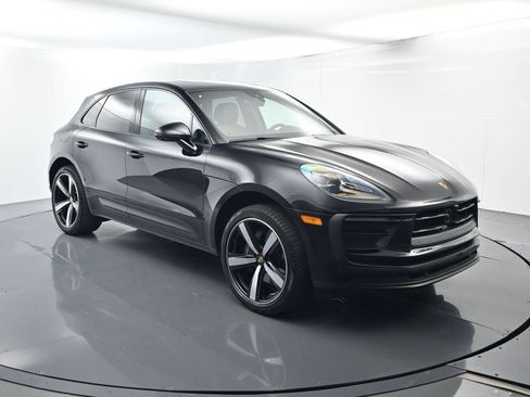 Certified 2025 Porsche Macan AWD/4WD image 17