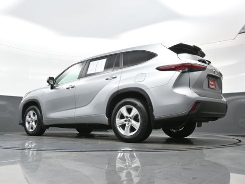 Used 2024 Toyota Highlander LE AWD/4WD image 29