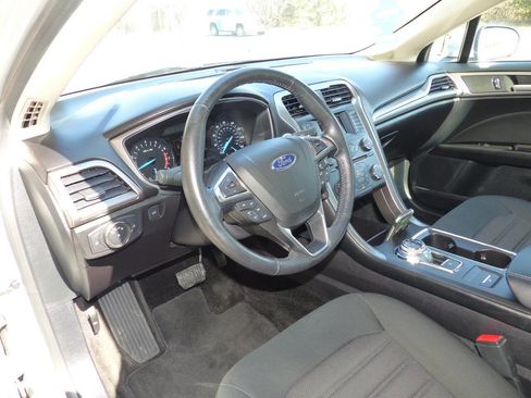 Used 2017 Ford Fusion SE image 22