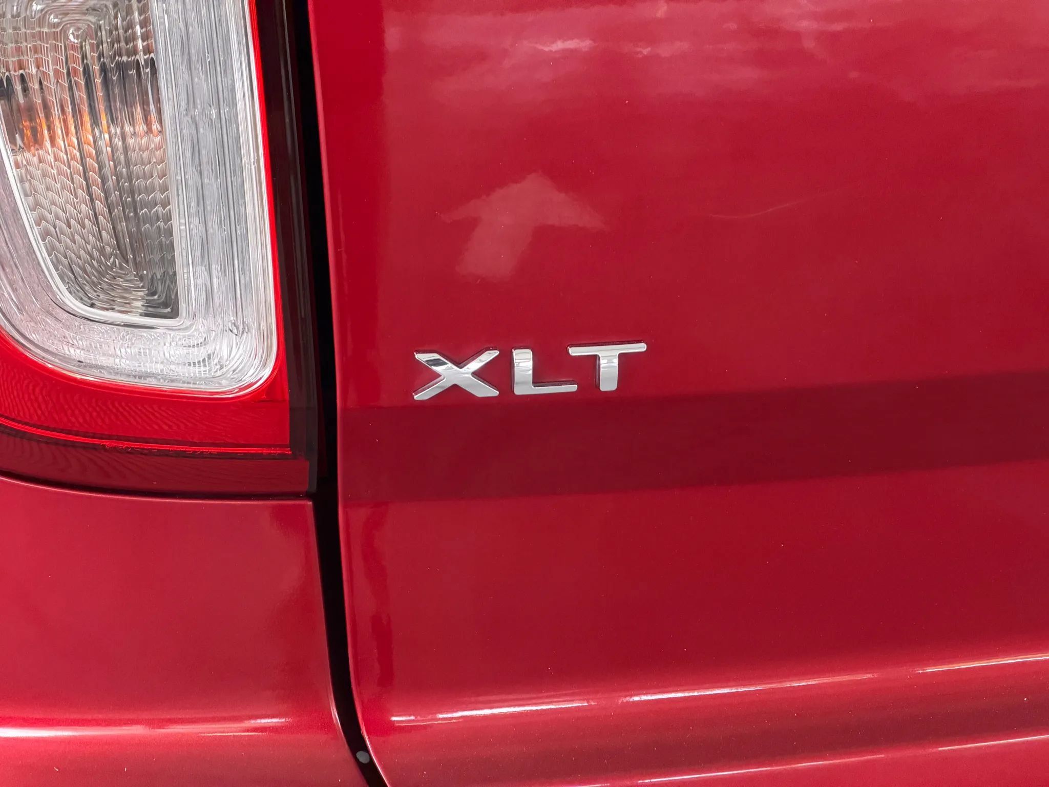 Used 2015 Ford Explorer XLT w/ Equipment Group 202B FWD image 11