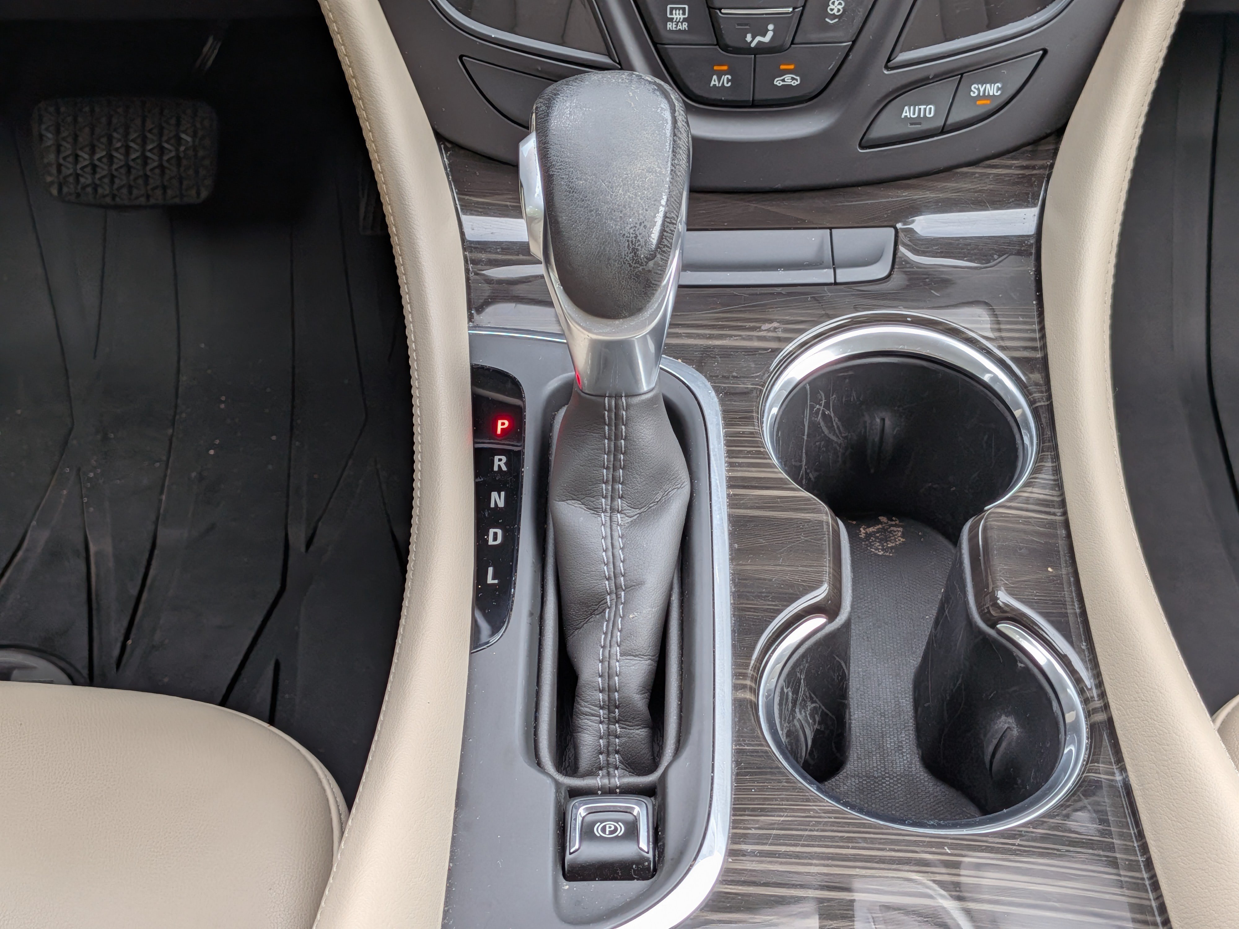 Used 2020 Buick Envision Essence w/ LPO, Cargo Package FWD image 20