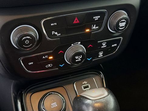 Used 2018 Jeep Compass Limited w/ Navigation Group image 19