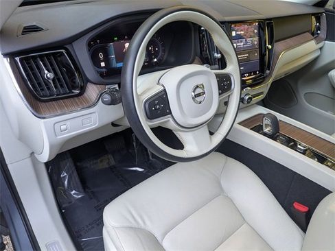 Certified 2022 Volvo XC60 B5 Momentum w/ Advanced Package image 9