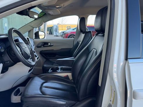 Used 2023 Chrysler Pacifica Touring-L image 27