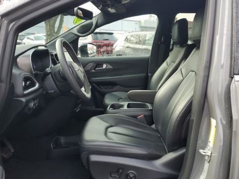 Certified 2025 Chrysler Pacifica Select image 5