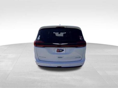 Used 2022 Chrysler Pacifica Limited FWD image 5
