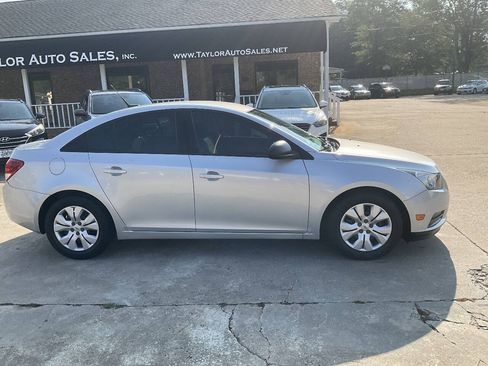 Used 2014 Chevrolet Cruze LS FWD image 2