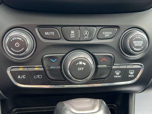 Used 2022 Jeep Cherokee Latitude w/ Sun & Sound Group AWD/4WD image 26