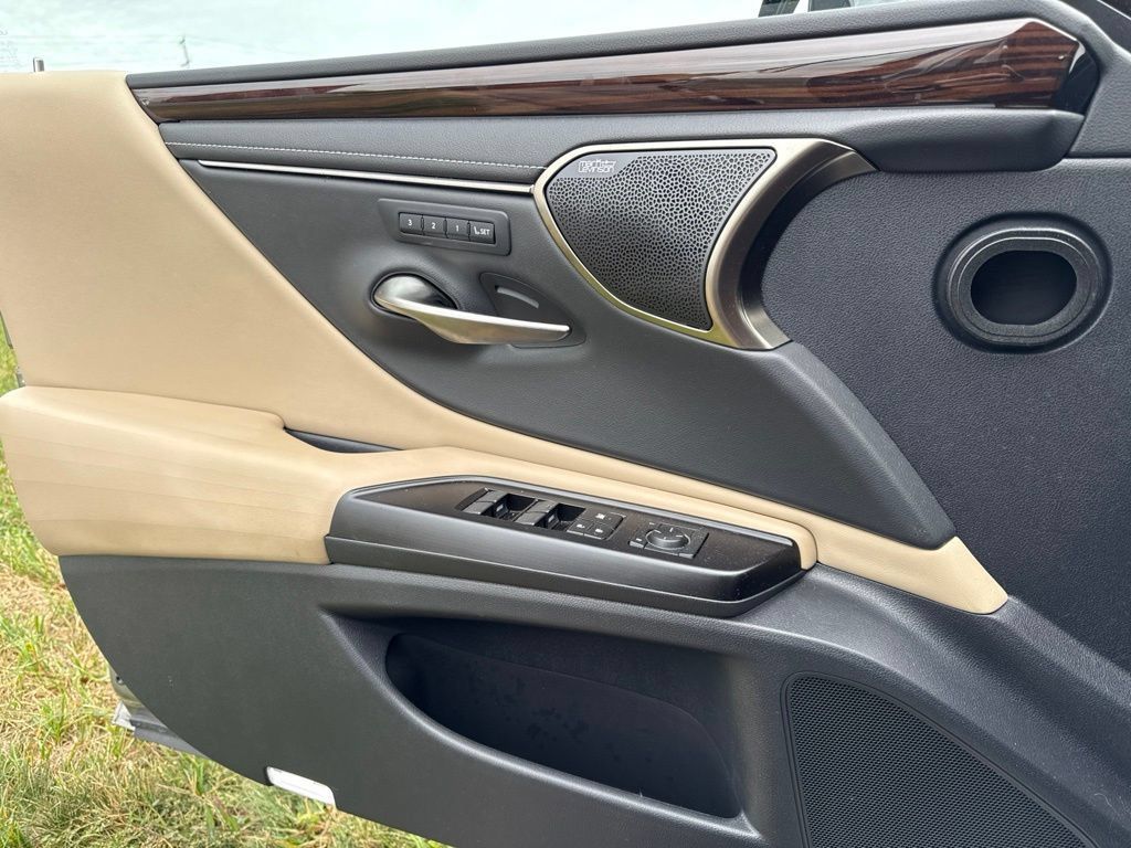 Used 2019 Lexus ES 300h FWD image 17