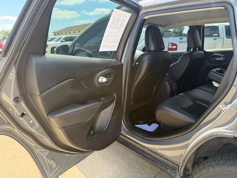 Used 2022 Jeep Cherokee Trailhawk w/ Comfort/Convenience Group AWD/4WD image 17