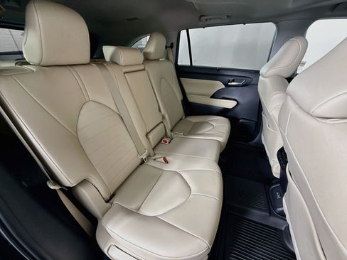 Used 2023 Toyota Highlander XLE AWD/4WD image 26