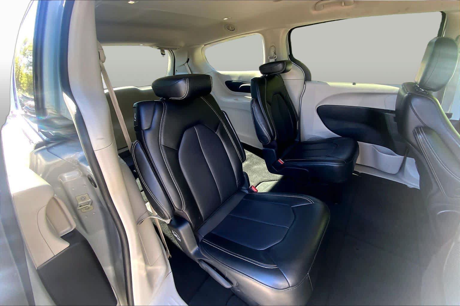 Used 2024 Chrysler Pacifica Touring-L FWD image 19