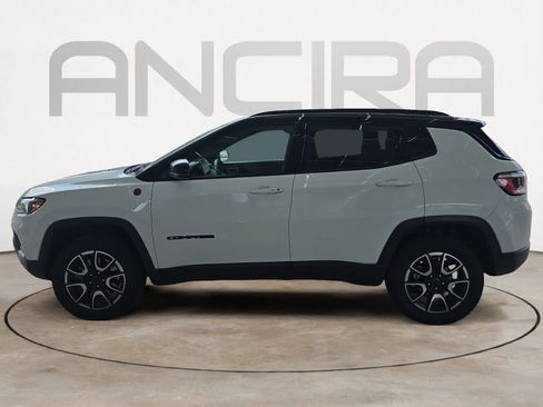Used 2025 Jeep Compass Trailhawk AWD/4WD image 6