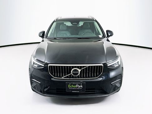 Used 2025 Volvo XC40 B5 Core image 2