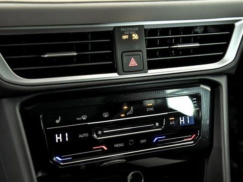 Certified 2025 Volkswagen Taos SE w/ Panoramic Sunroof Package image 16