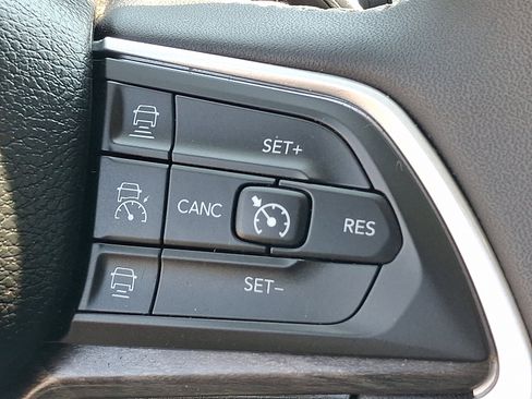 Used 2023 Jeep Grand Cherokee Limited AWD/4WD image 23
