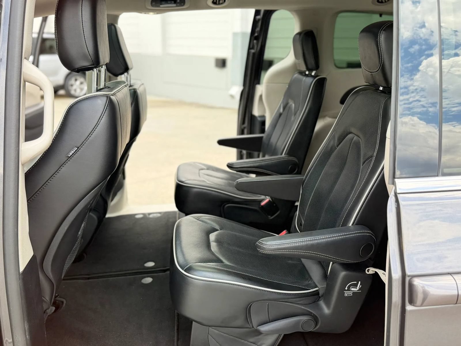 Used 2023 Chrysler Pacifica Limited FWD image 23
