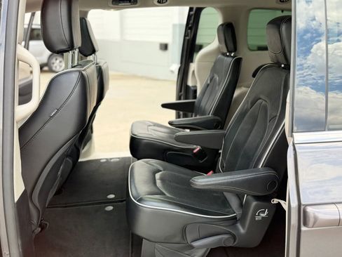 Used 2023 Chrysler Pacifica Limited FWD image 23