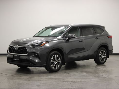 Used 2022 Toyota Highlander XLE AWD/4WD image 4