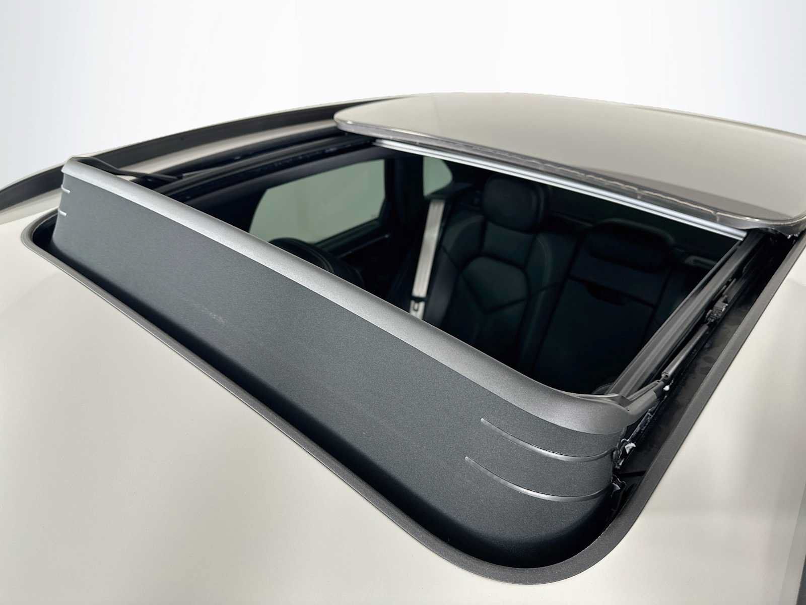 Certified 2025 Porsche Macan AWD/4WD image 22