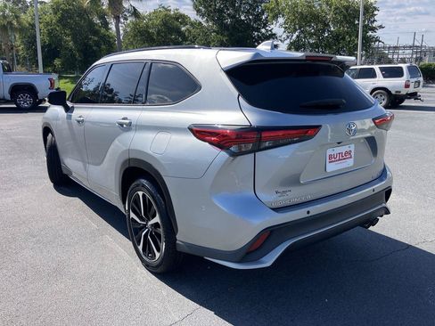 Used 2022 Toyota Highlander XSE AWD/4WD image 3