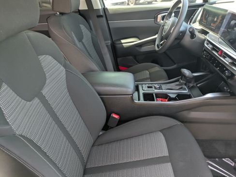 Certified 2025 Kia Sorento LX FWD image 12