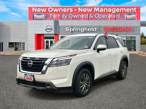 Certified 2024 Nissan Pathfinder SV image 2