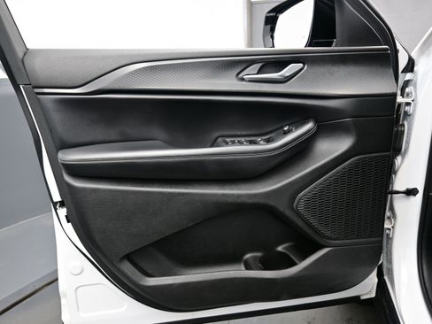 Used 2023 Jeep Grand Cherokee Altitude image 10