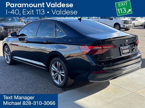 Used 2022 Volkswagen Jetta SE image 2