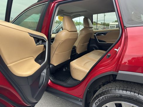 Used 2020 Toyota RAV4 XLE Premium AWD/4WD image 6