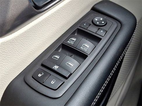 Used 2024 Chrysler Pacifica Touring-L image 25