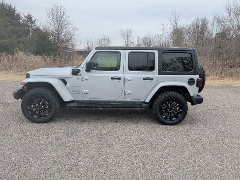 Used 2022 Jeep Wrangler Unlimited Sahara AWD/4WD image 2