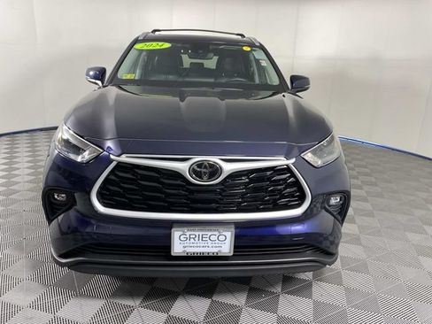 Used 2024 Toyota Highlander XLE AWD/4WD image 3