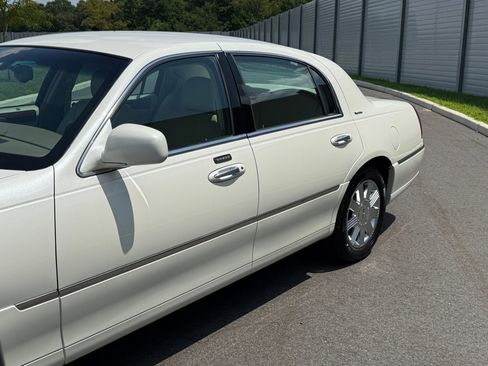 Used 2005 Lincoln Town Car Signature image 4