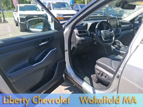 Used 2023 Toyota Highlander XLE AWD/4WD image 16