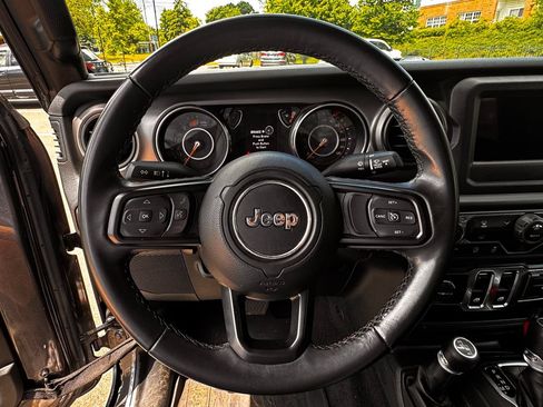 Used 2022 Jeep Wrangler Sport AWD/4WD image 9