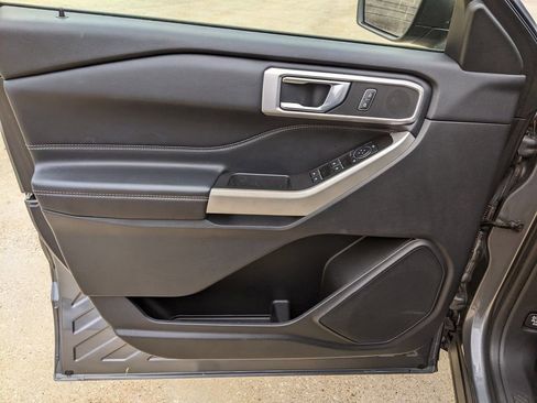 Used 2022 Ford Explorer XLT w/ Equipment Group 202A image 9