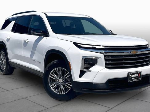 Used 2026 Chevrolet Traverse LT FWD image 3