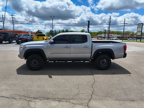 Used 2019 Toyota Tacoma TRD Off-Road AWD/4WD image 10