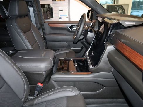 Used 2025 GMC Yukon XL Denali w/ Denali Reserve Package AWD/4WD image 11