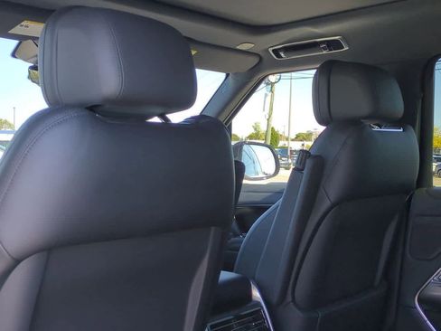 New 2025 Land Rover Range Rover SE image 17