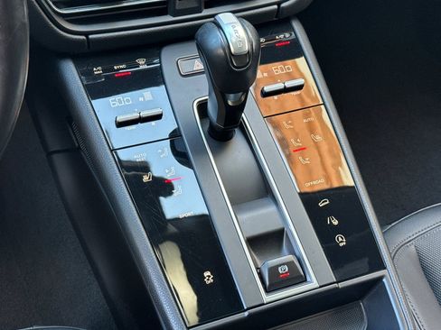 Used 2022 Porsche Macan AWD/4WD image 17