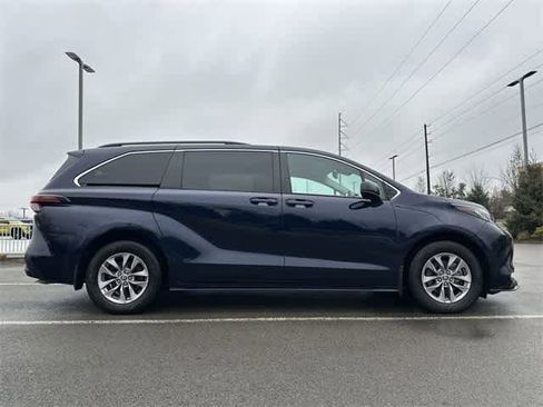 Used 2022 Toyota Sienna LE image 3